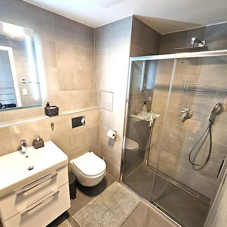 Luxurious Near The Center - Entire Unit *